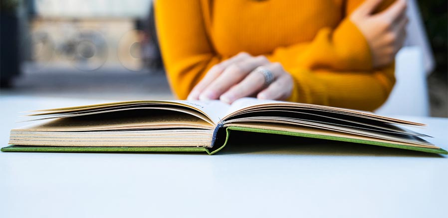 Frau ließt im Buch